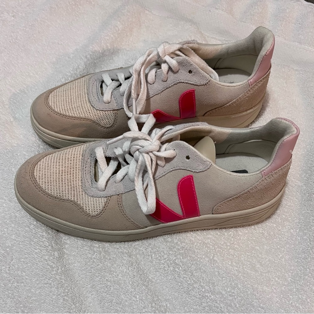 VEJA
Suede V-10 Sneakers - Women's Collection | Fluorescent pink - Picture 2 of 9